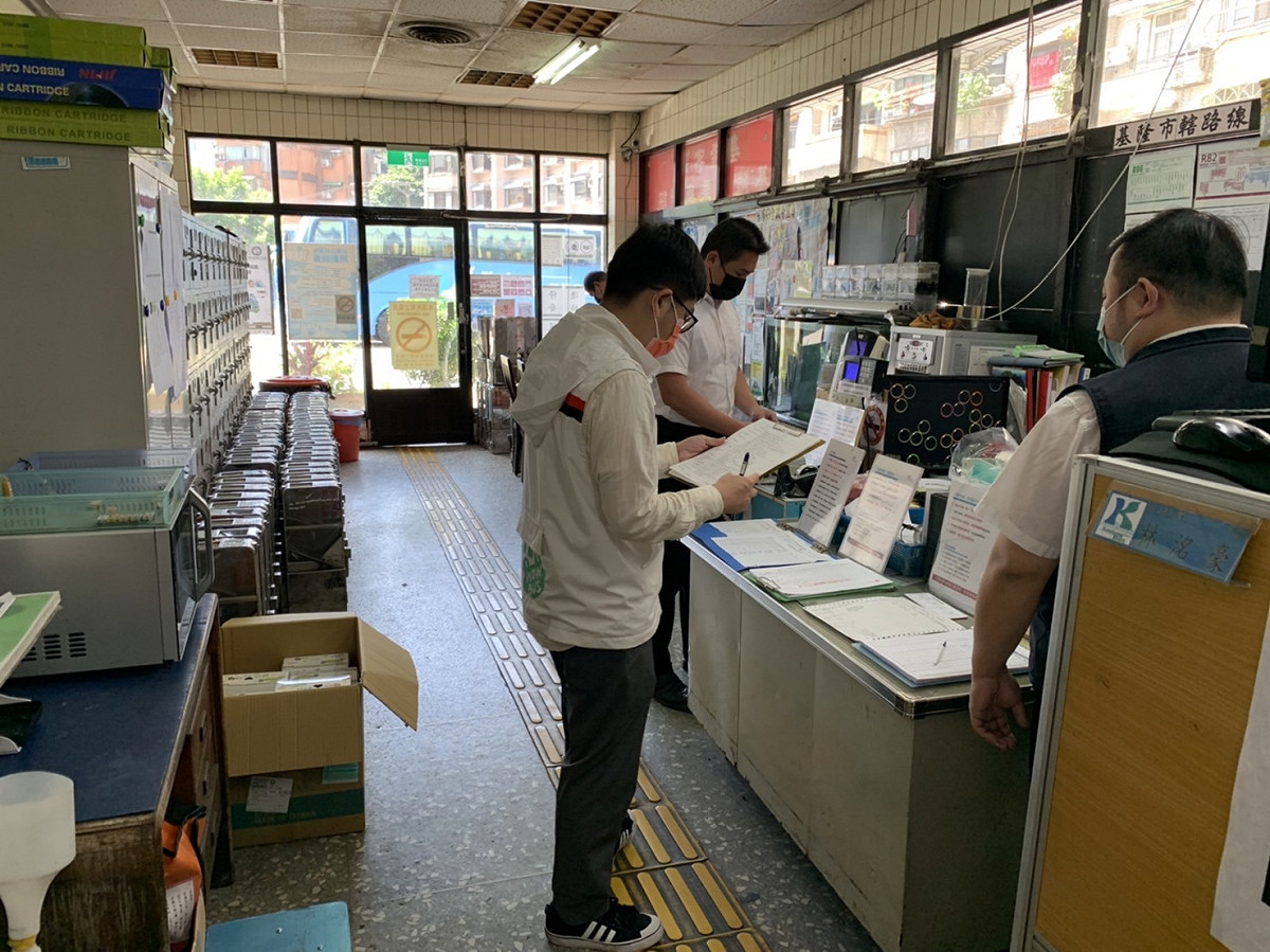 站上查核。 圖：新北市交通局提供