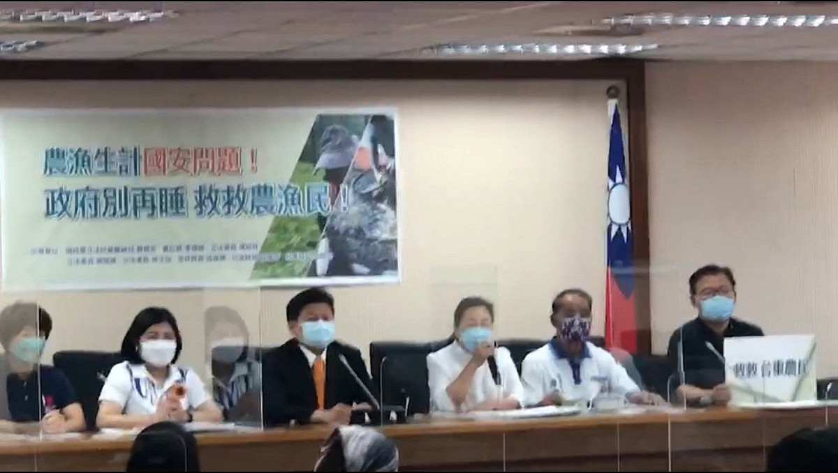 國民黨立委傅崐萁26日召開「農漁生計國安問題」記者會，高喊「政府別再睡，救救農漁民」。Kolas Yotaka抨擊，在地立委和現任縣長竟把文旦柚無法銷陸問題歸咎於裴洛西訪台。 圖：翻攝Kolas Yotaka臉書
