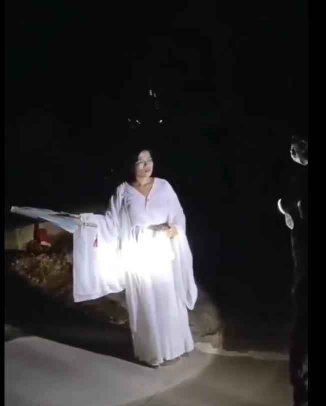 白衣女子被警方盤問。