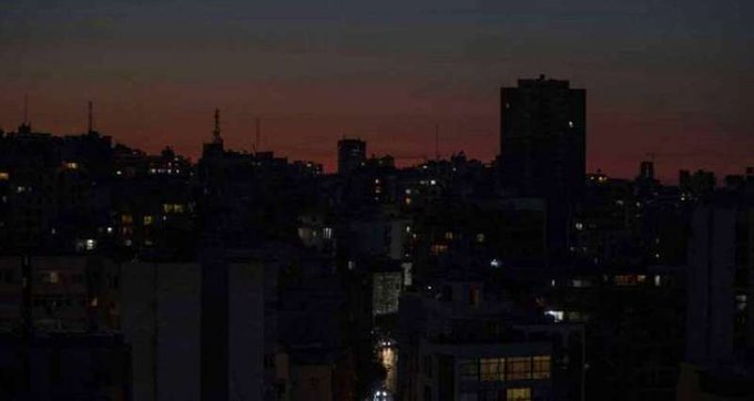 黎巴嫩國營電力公司因柴油庫存耗盡，宣布將於 26 日中午起暫停供應全國電力。 圖：翻攝自推特@Hashtagelyoum