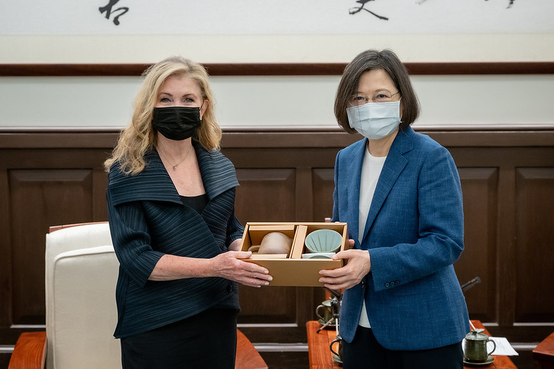 總統蔡英文 26 日在總統府接見美國聯邦參議員布蕾波恩（Marsha Blackburn, R-TN）訪團。 圖：總統府提供（資料照）