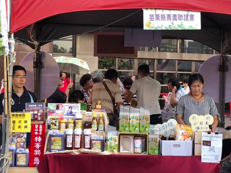 「苗青」夏日市集連續兩天在麗寶OUTLET MALL摩天輪廣場舉辦。 苗栗縣青農聯誼/提供