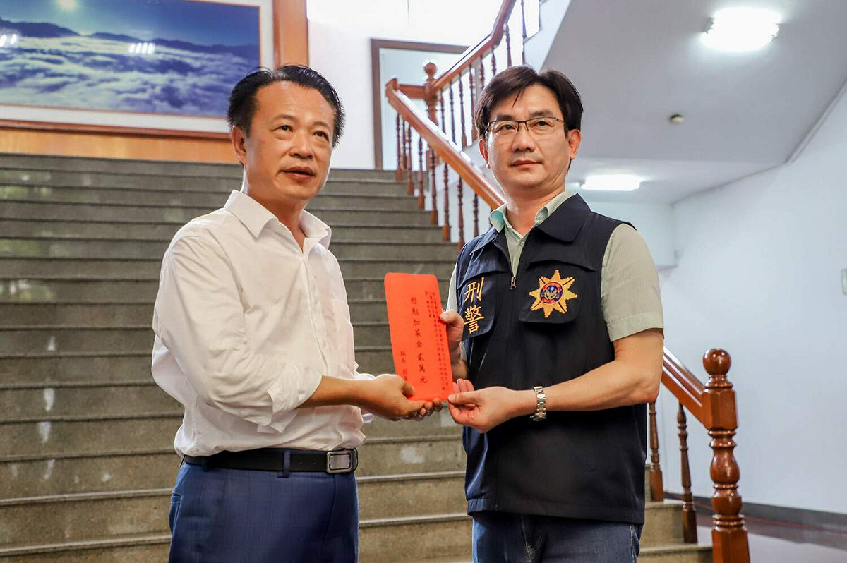 嘉義縣警方偵破柬埔寨人蛇集團案，縣長翁章梁頒發獎金勉勵。 圖：嘉義縣政府/提供