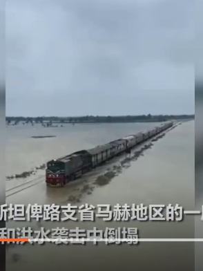巴基斯坦洪水為患，火車如在水中行走。 圖 : 翻攝自海客新聞