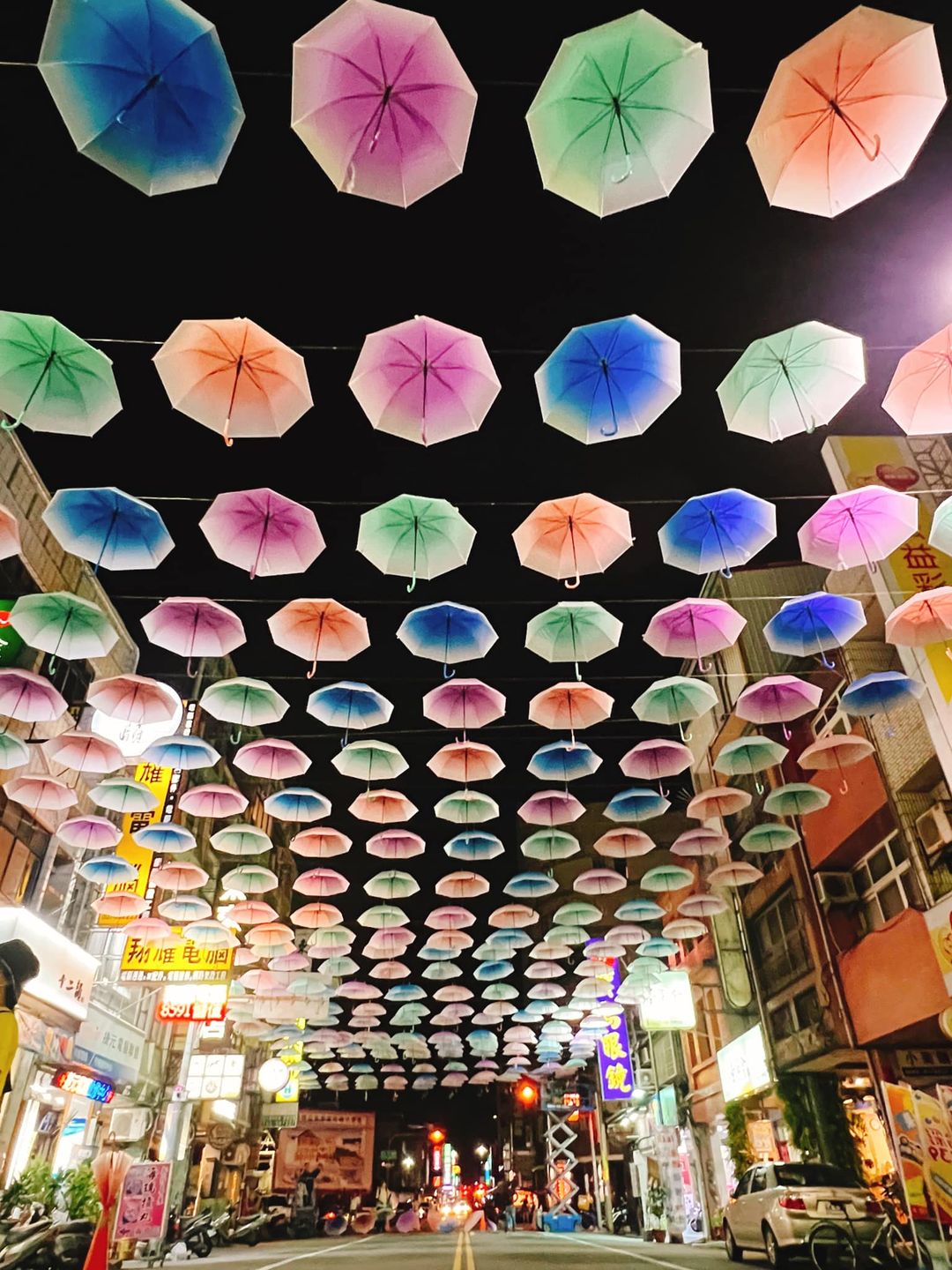 今年鬼門關夜市終於回歸，街道上也出現美麗的傘海，迎接攤商與人潮。 圖：翻攝自苑裡鎮長劉秋東臉書