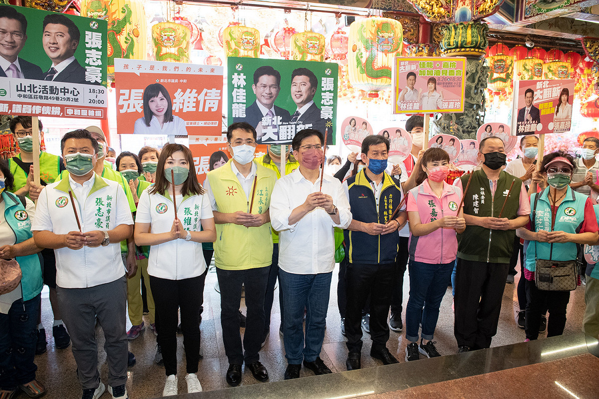 民進黨新北市長參選人林佳龍今(26)日上午，在立委江永昌、新北市議員張維倩、張志豪、議員參選人張嘉玲陪同下，前往中和碧河宮參拜福德正神。 圖：林佳龍競選辦公室提供