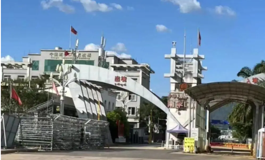 一名中國男子被騙至緬甸搞詐騙，在中共實施斷卡行動中被救出來，回國後也向派出所報案自首。圖為中緬邊境海關。