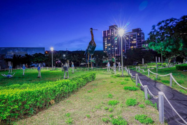 垃圾山變夏綠地，新北市府團隊剷除毒瘤，全力守護環境。 圖：新北市環保局提供