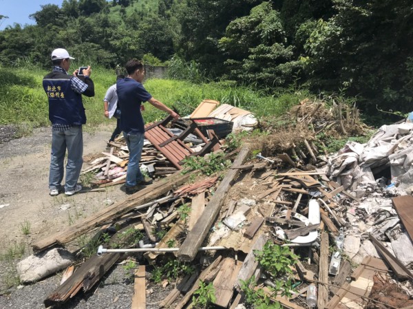 新北市府團隊秉持「輔導合法、強力打擊非法」的堅定立場，決不容許破壞國土行為。 圖：新北市環保局提供