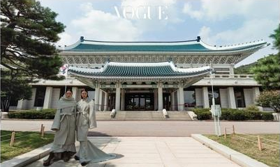 韓國模特身著韓服，在青瓦台為美國時尚雜誌《Vogue》韓文版拍攝時尚照片。 圖:翻攝自Vogue韓文版