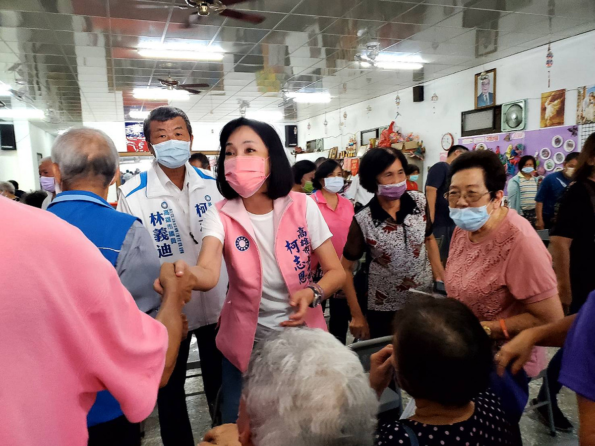 柯志恩(中)指時力時空錯亂、找錯對象。 圖：柯志恩選辦提供