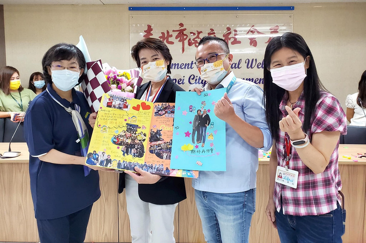 台北市副市長黃珊珊26日在臉書宣布將暫時離開台北市政府，「要去打另外一場仗」。並PO出向市府各局處「辭行」時照片。 圖：翻攝黃珊珊臉書