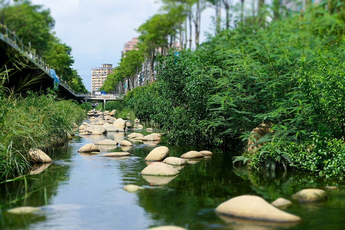 藤寮坑溝經特殊砌石工法，全國首創都市型近自然河川。 圖：新北市水利局提供