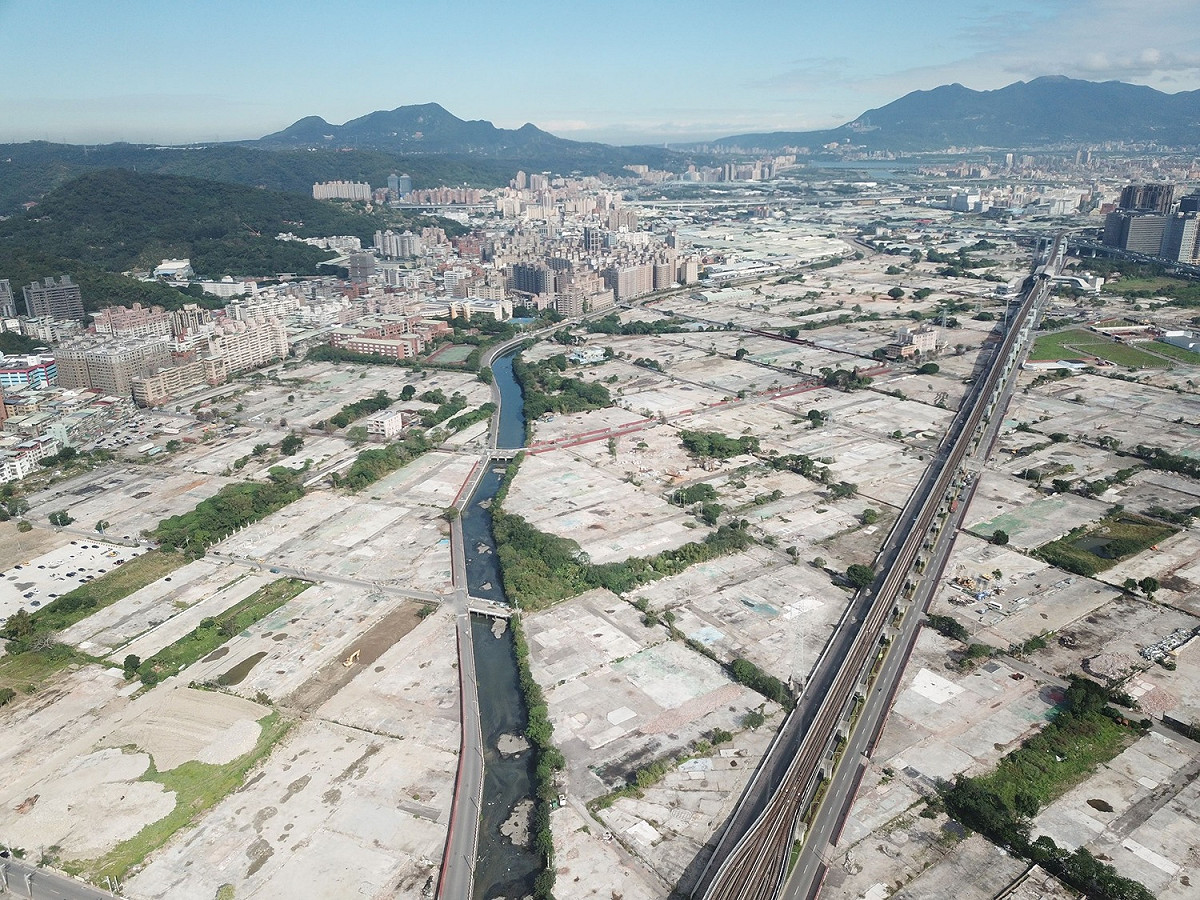 新泰塭子圳空拍現況，未來將供給2100戶社會住宅。 圖：新北市城鄉局提供