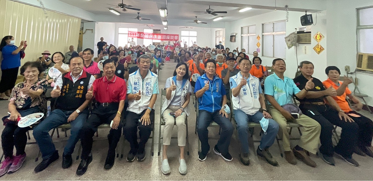 柯志恩(前排中)到美濃與地方人士見面。 圖：柯志恩選辦提供