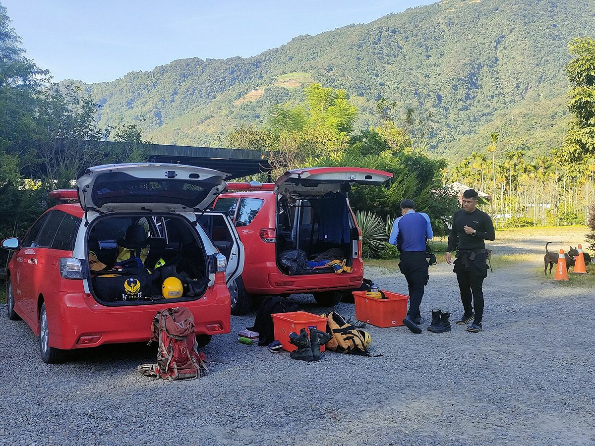 救難人員在武界山區搜尋，失聯的5人全部尋獲。 台中市政府/提供