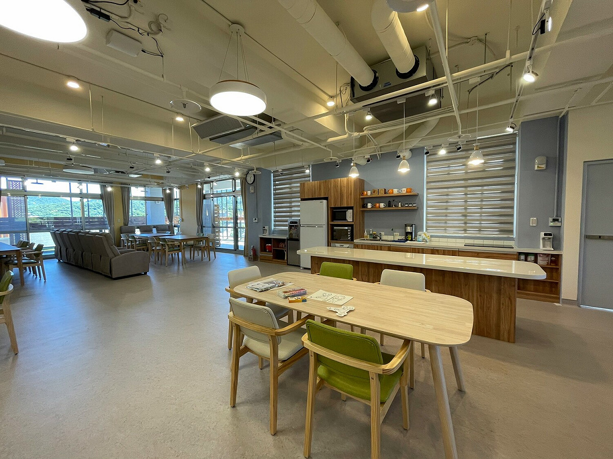 煥然一新的金山區衛生所計634餘坪，整體建築理念打破傳統醫療機構限制。 圖：新北市衛生局提供