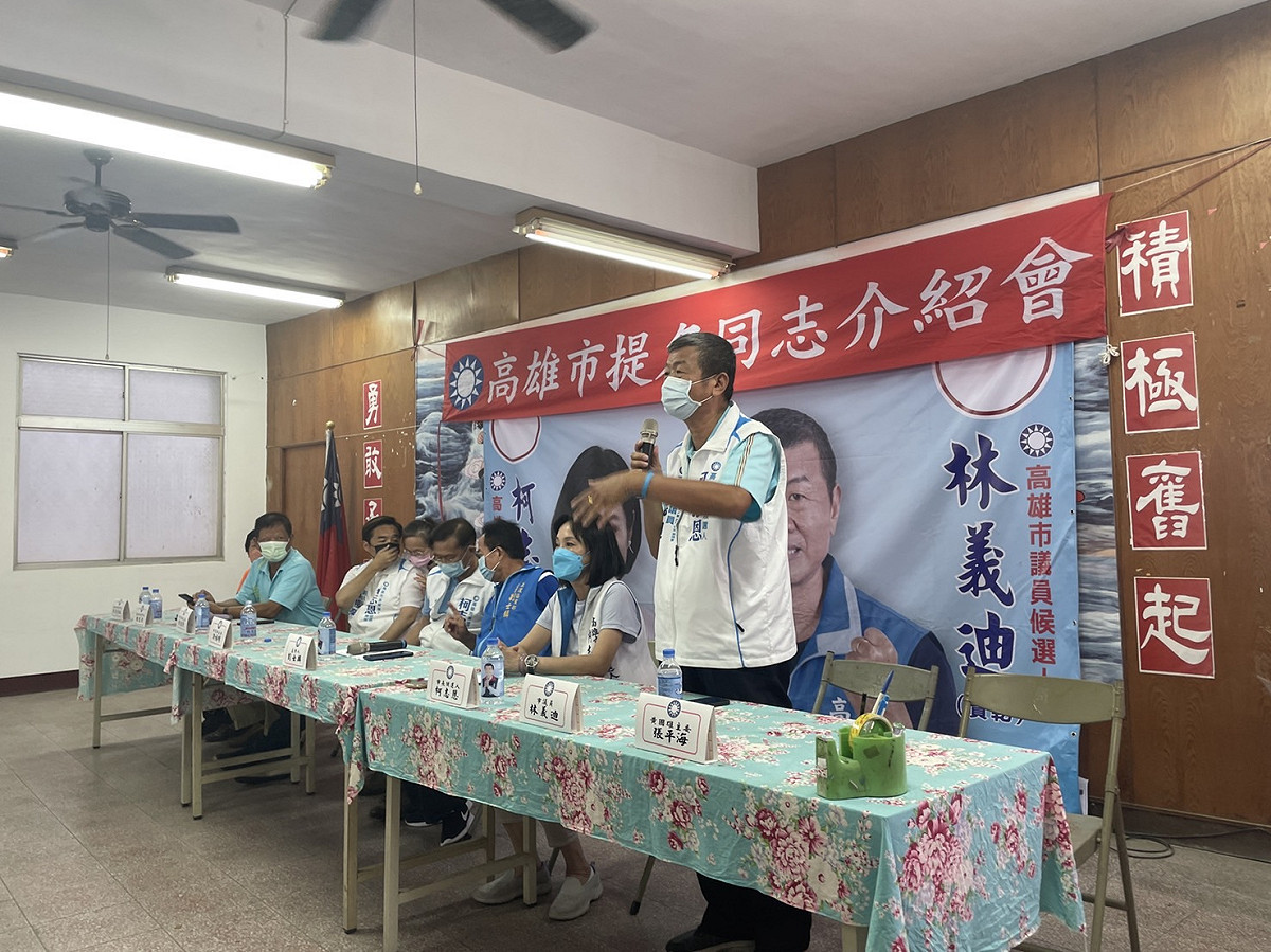 美濃區提名介紹會僅一里長出席，柯志恩(右二)尷尬不已。 圖：柯志恩選辦提供