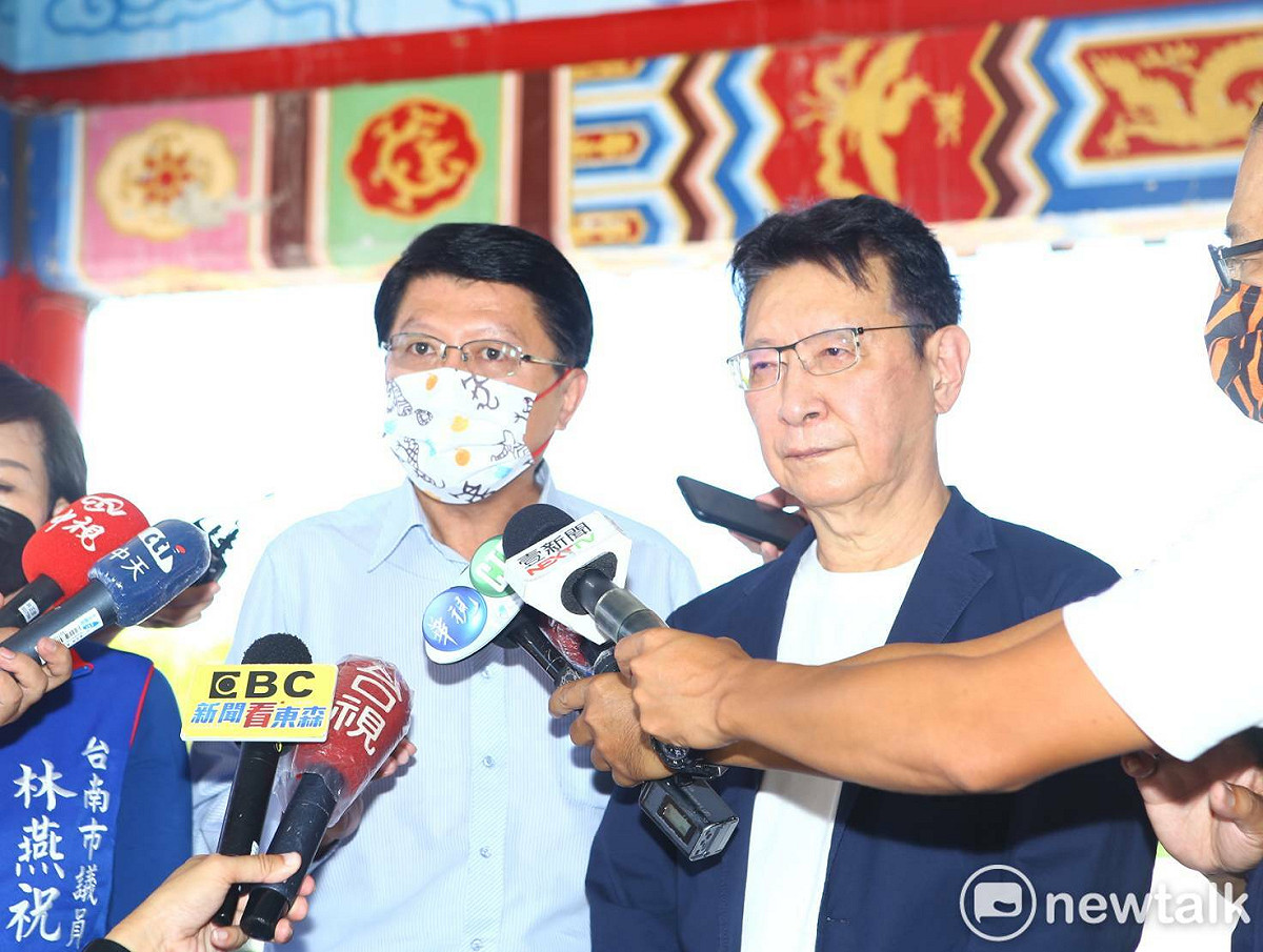 員警凃明誠、曹瑞傑遭刺殺殉職，謝龍介與中廣董事長趙少康、市議員林燕祝一同前往曹瑞傑靈堂捻香、安慰家屬。面對近期台南員警接連遭受威脅，治安亮起紅燈，謝龍介公開呼籲台南市長黃偉哲，立即調整年度預算增聘警力。 圖：黃博郎／攝
