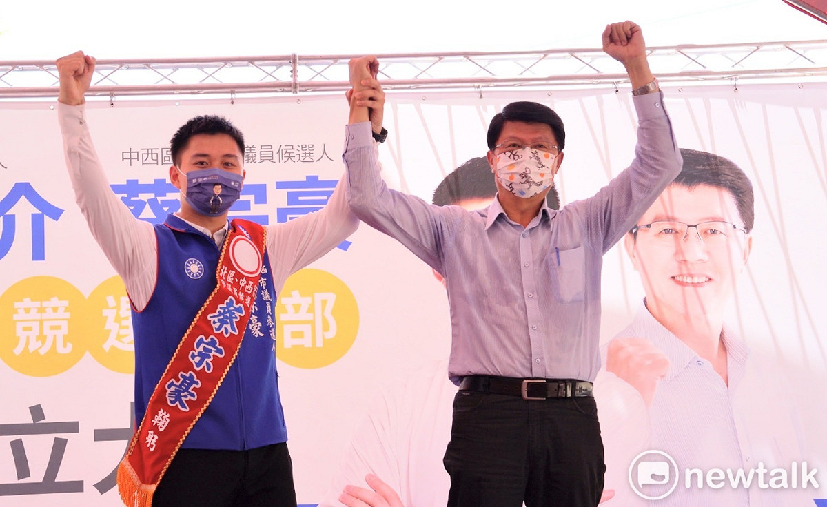 謝龍介、蔡宗豪聯合競選總部今日成立，謝龍介當場宣佈交棒傳承蔡宗豪。 圖：黃博郎／攝