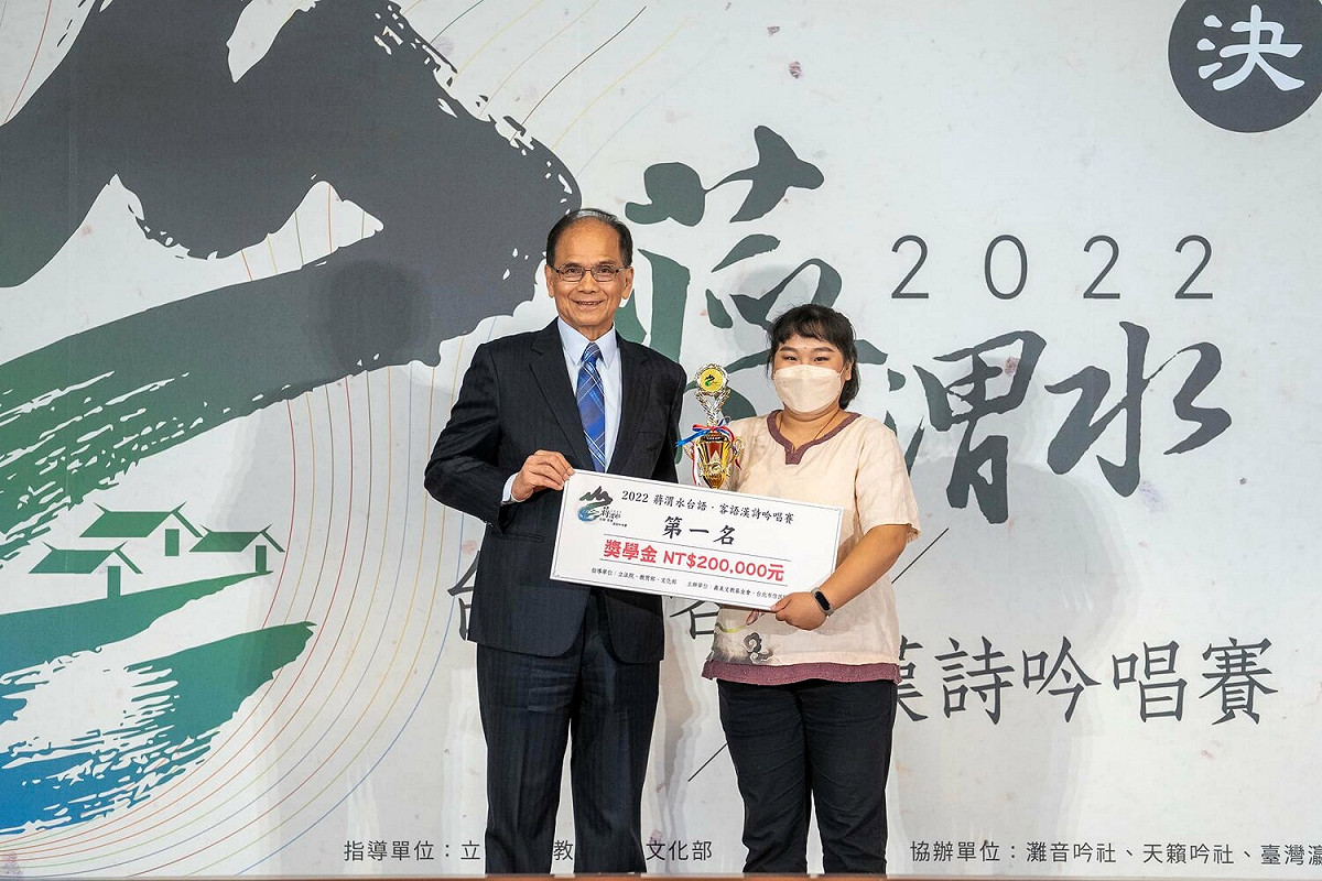 立法院長游錫堃與2022 蔣渭水漢詩吟唱決賽的冠軍得主- 屏榮高中鄭蕙屏合影。 圖: 翻攝自 游錫堃臉書