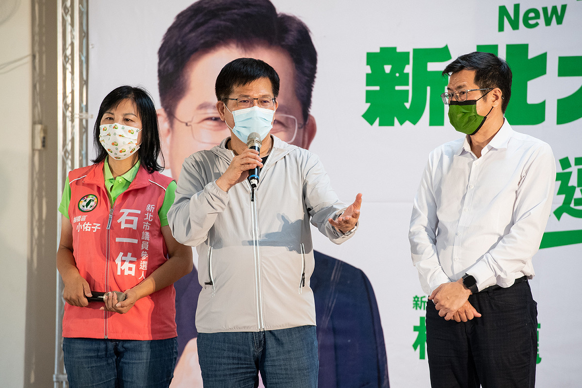 林佳龍參與市議員參選人石一佑主辦的「新北大翻新，議員逗陣拚」座談會，立委羅致政等人到場助講。 圖：林佳龍競辦提供
