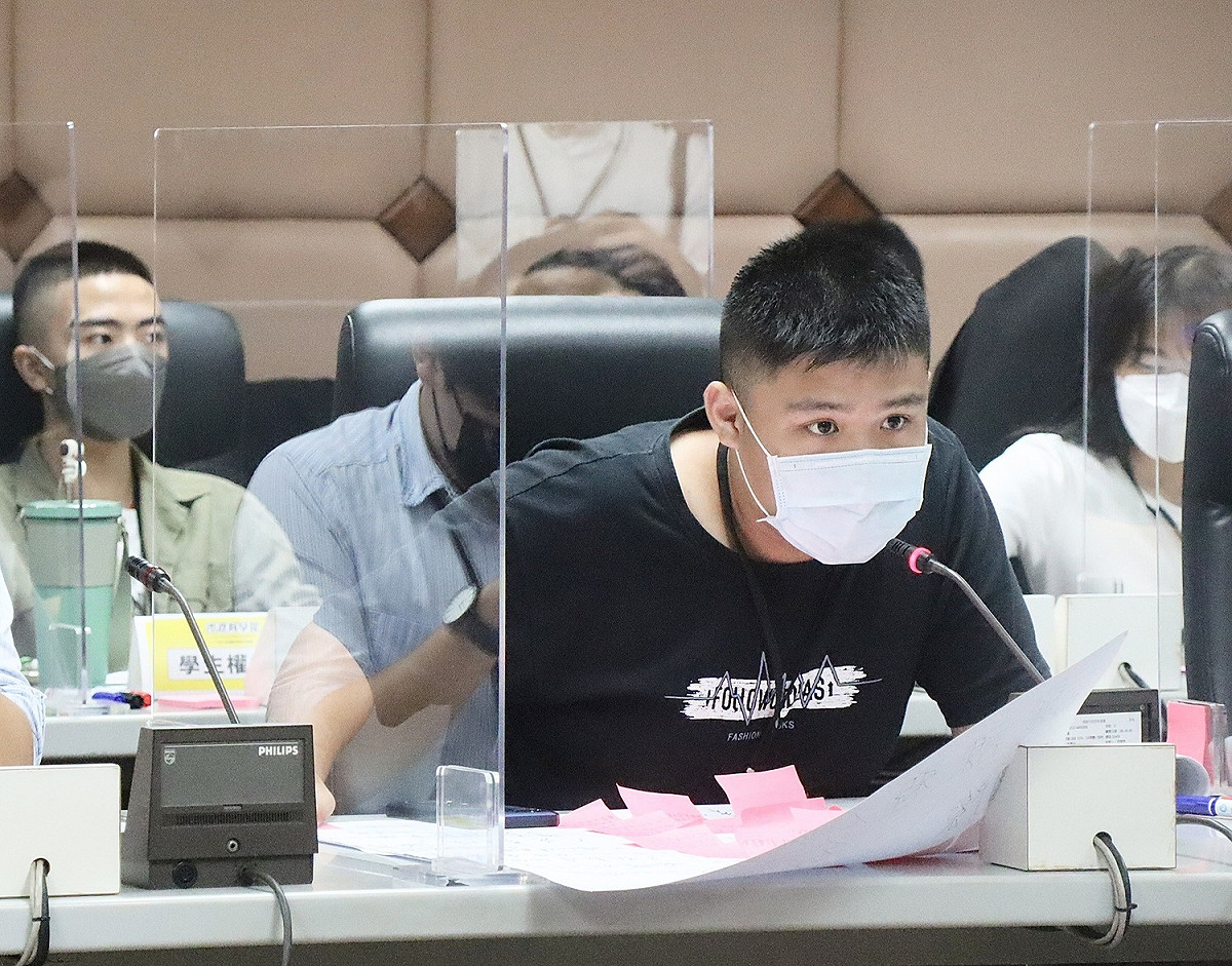 學生認真向陳其提問。 圖：高雄市教育局提供