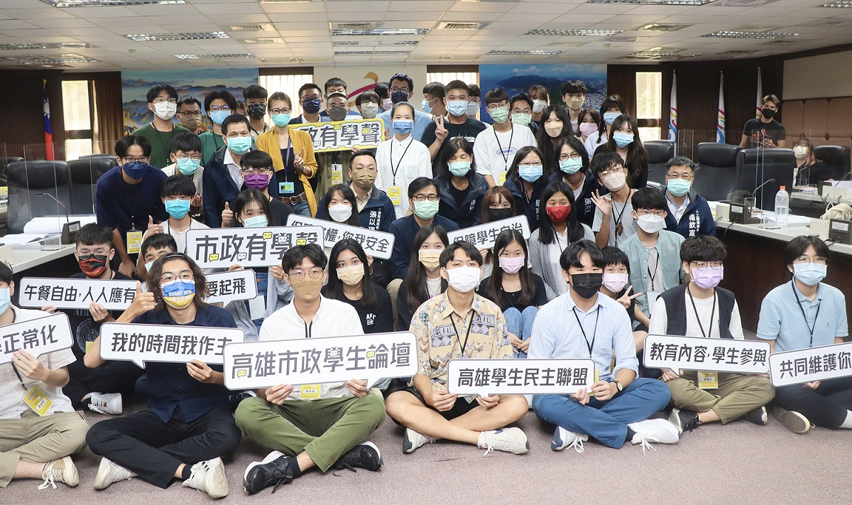 參與論壇的學生大合照。 圖：高雄市教育局提供