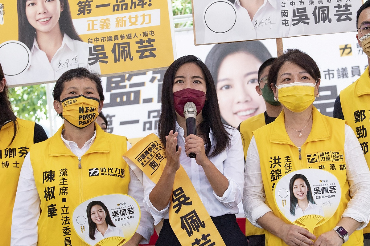 吳佩芸（中）競選總部成立，黨主席陳椒華（左）、台中黨部主委洪錦鈺（右）到場力挺。 時力台中黨部/提供