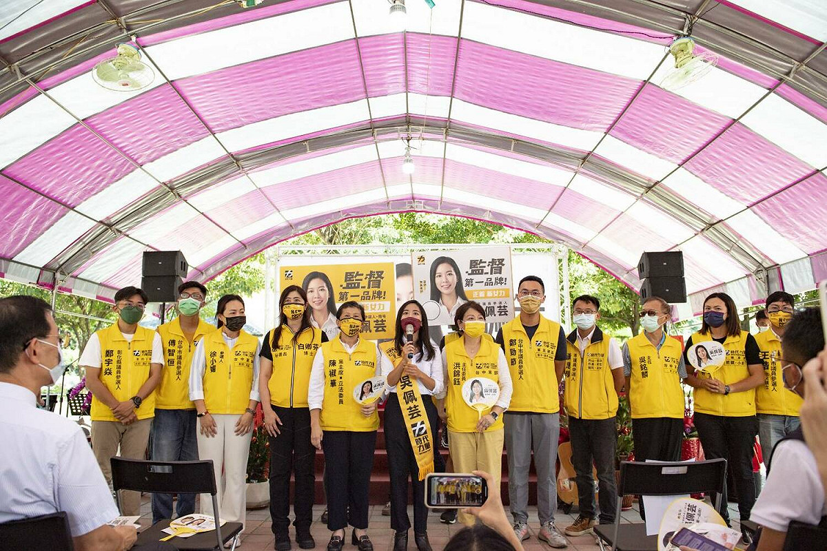 吳佩芸競選總部成立，多位同志到場力挺。 時力台中黨部/提供