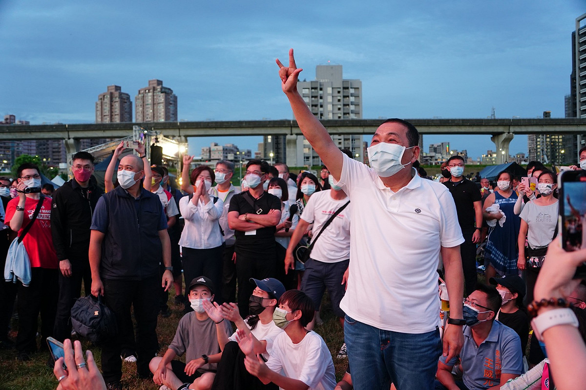 新北市長侯友宜也無法抗拒魅力，現身舞台前一起支持獨立音樂，現場體驗迎面襲來的超強熱力和樂迷的熱情！