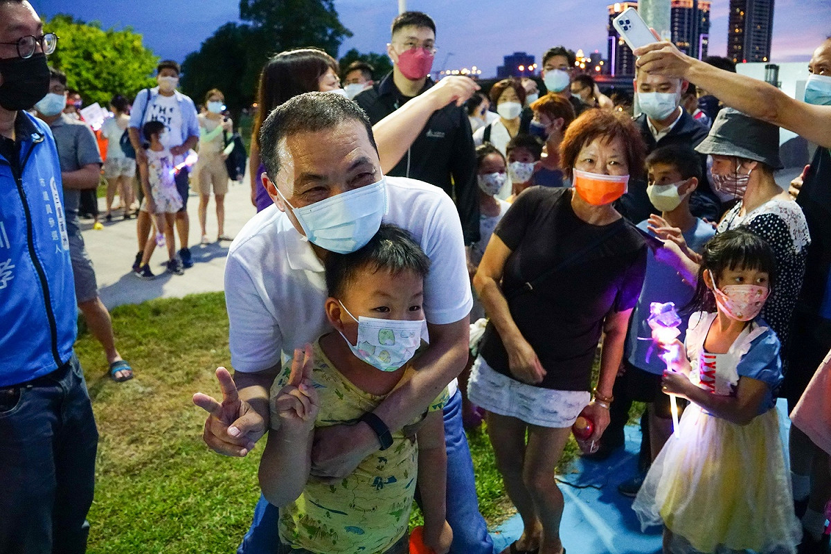 來到新北大都會公園，新北市長侯友宜和小朋友開心合照。
