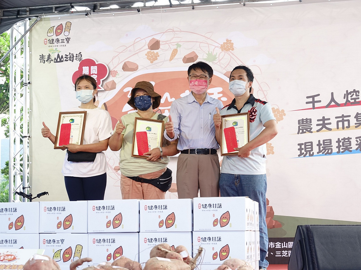 陳純敬與重量王前三名頒獎及合照。