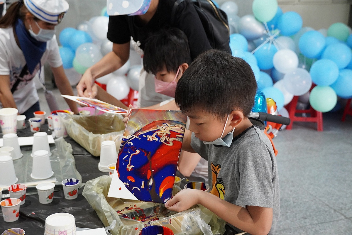 現場活動流體畫DIY不論大人或小孩都能自由創作。