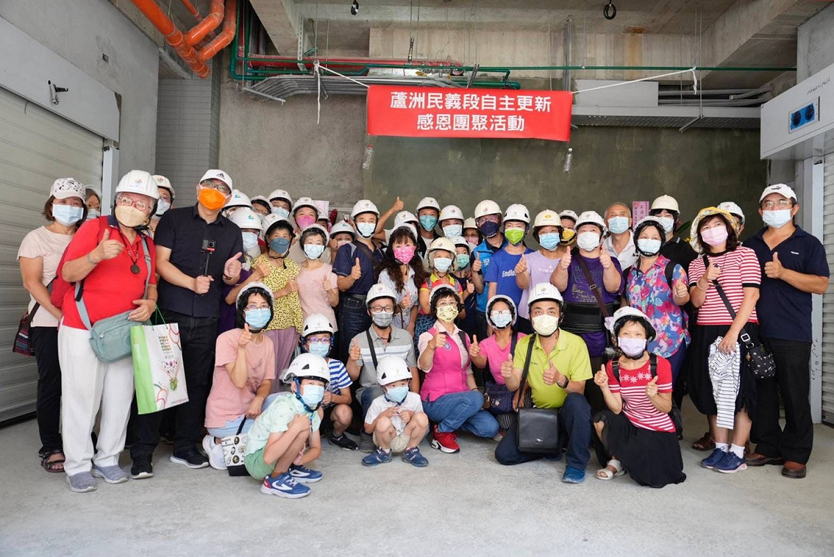 侯友宜與社區住戶大合照。 圖：新北市都更處提供