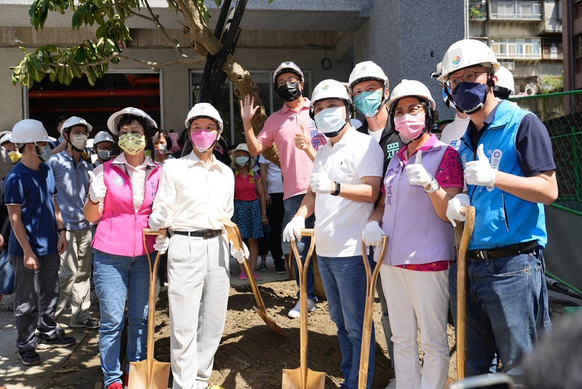 侯友宜與劉有祺一同種下同心樹。 圖：新北市都更處提供