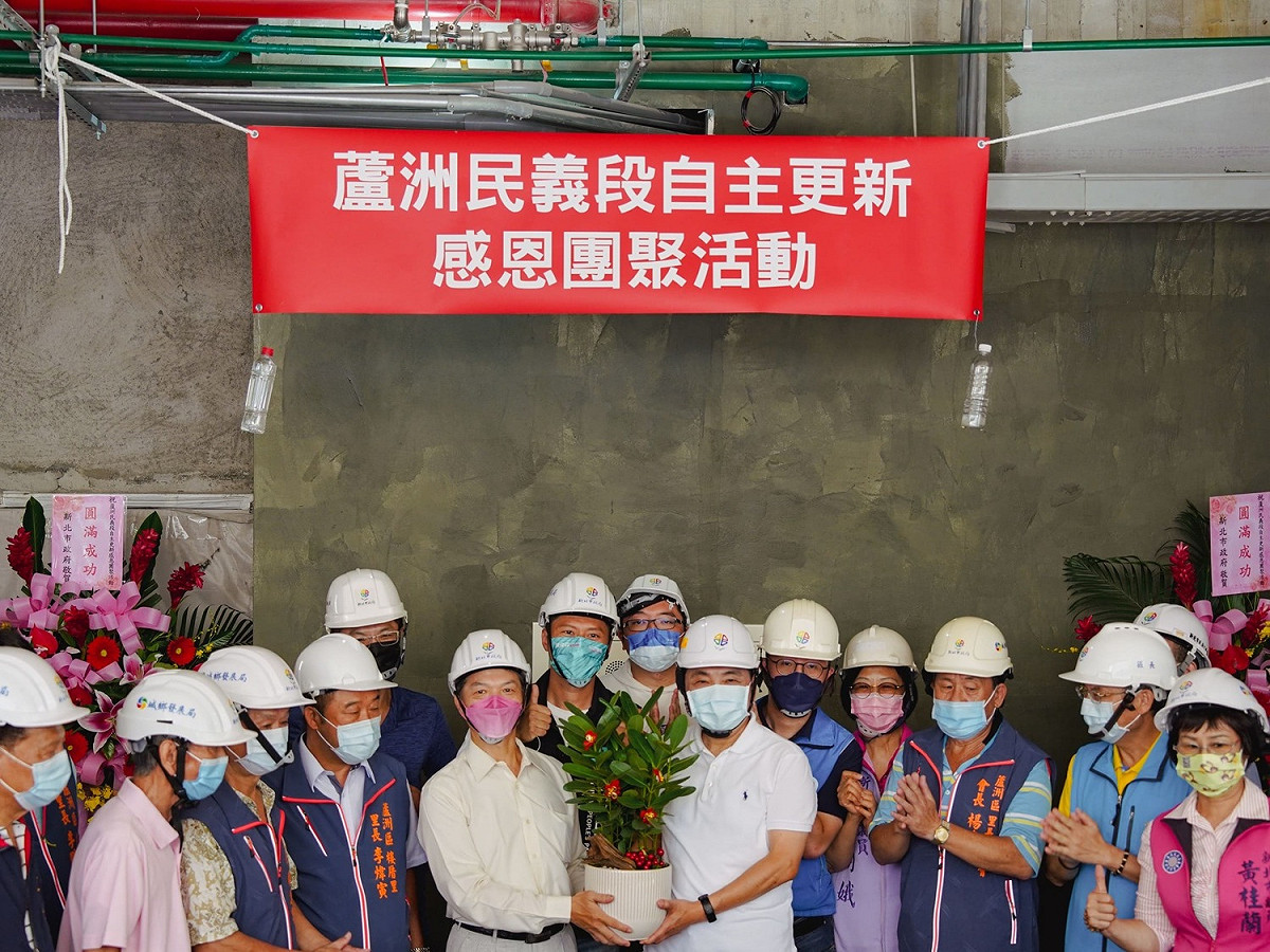 侯友宜回贈盆栽給劉有祺。 圖：新北市都更處提供