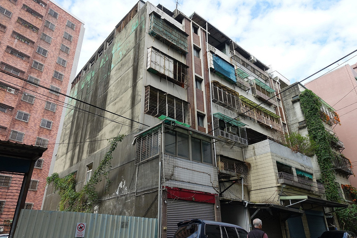重建前為三棟五層樓公寓。 圖：新北市都更處提供