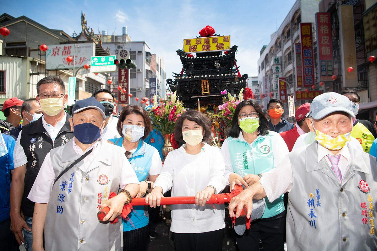 參與扶轎的嘉義市長黃敏惠表示，「城隍夜巡，夯枷解厄」是地方發展經濟的重要文化觀光財。 圖：嘉義市政府/提供