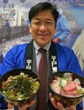 在東京宣傳平戶海鮮的黑田成彥市長。 圖：翻攝自矢板明夫俱樂部粉專