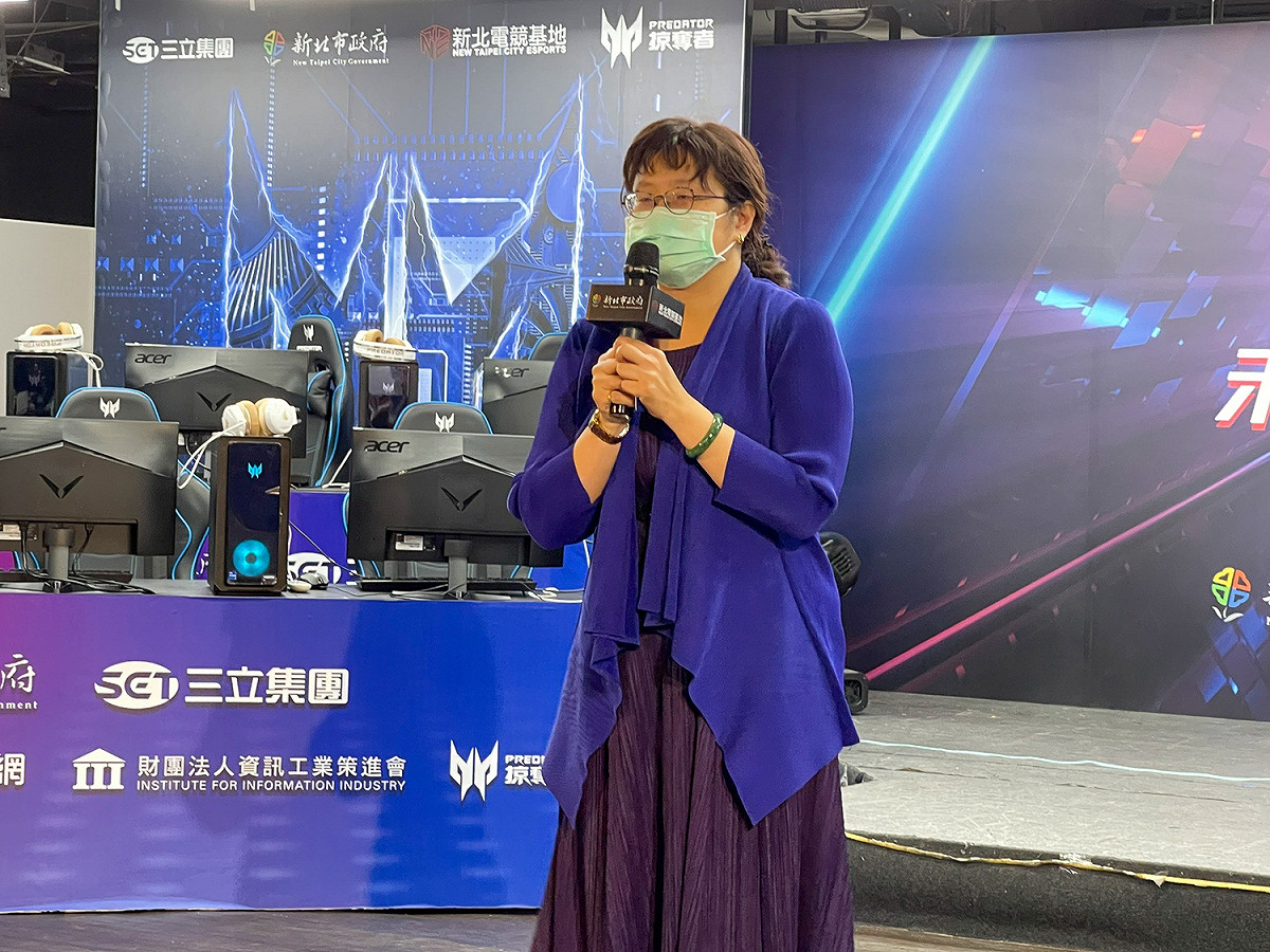 經發局長何怡明表示，電競基地5年來已培育近2500人次電競專才，也感謝業者這次提供10位實習名額，讓學員有機會學以致用。 圖：新北市經發局提供