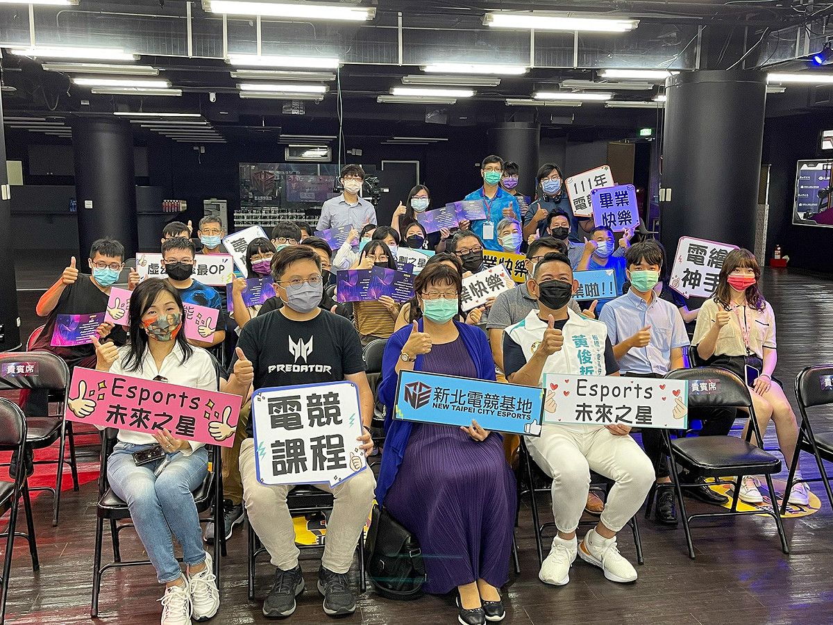 現場與會貴賓及學員一同合影。 圖：新北市經發局提供