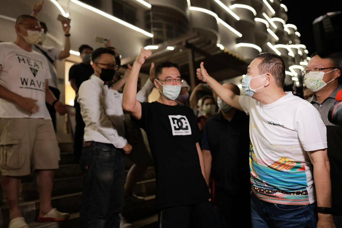 侯友宜沿途與海灣新城住戶、參與活動民眾互動熱烈。 圖：新北市都更處提供