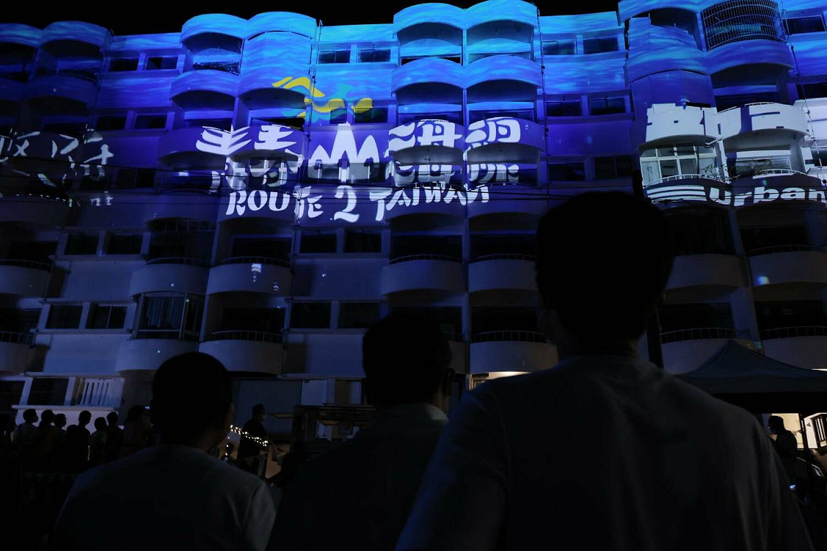 侯友宜與海灣新城住戶一起觀賞夜間光雕。 圖：新北市都更處提供