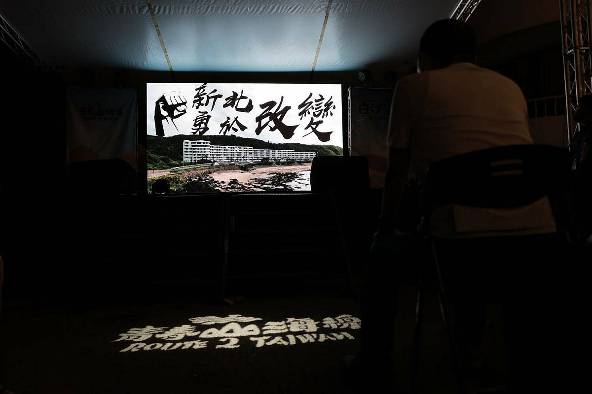 侯友宜觀賞海灣新城勇於改變紀錄片。 圖：新北市都更處提供