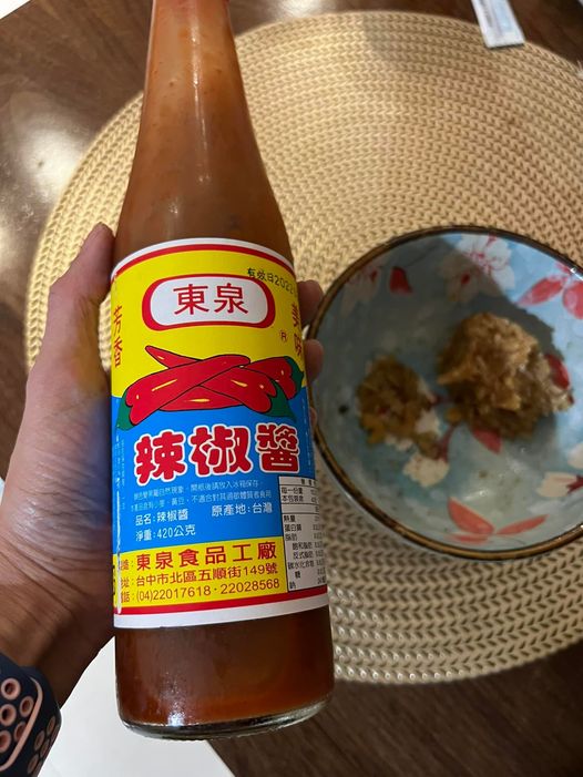東泉辣椒醬被稱為「台中神醬」，是台中人小吃不能錯過的必備品之一，近期有咖啡廳推出「東泉拿鐵」，味道不衝突，但有網友仍崩潰喊「台中人好可怕」。