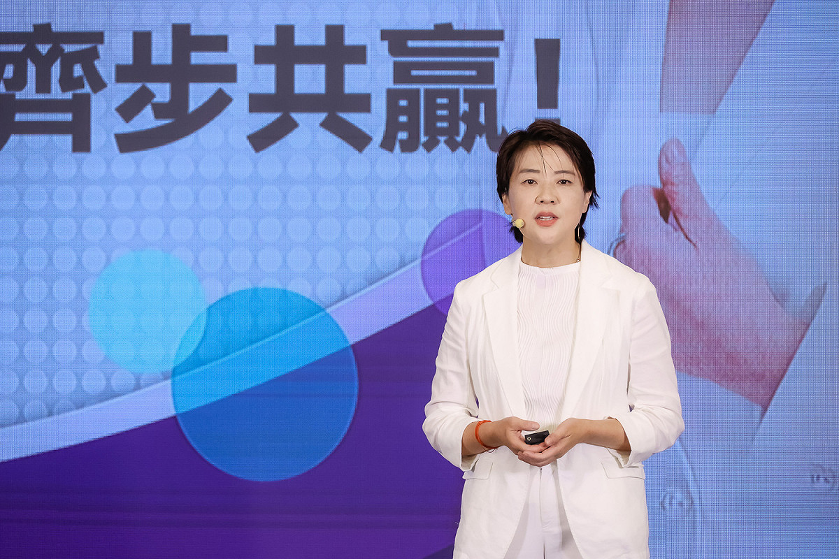 台北市副市長黃珊珊今（28日）正式宣布參選台北市長，強調「只想搞藍綠對決、或試圖搞棄保的政黨，都在侮辱台北市民的智慧」。 圖：黃珊珊團隊/提供