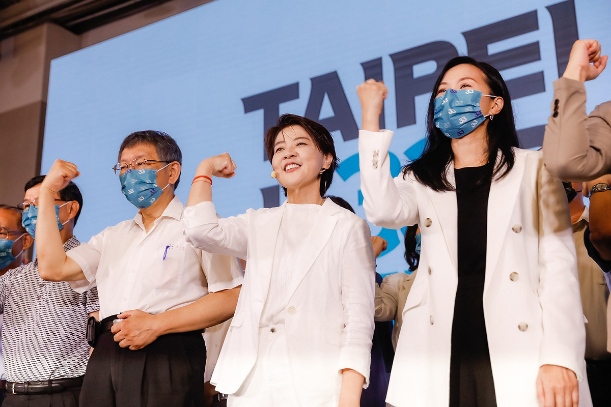 台北市副市長黃珊珊(中)今日正式宣布參選台北市長。台北市長柯文哲(左)、民眾黨新竹市長參選人、立委高虹安(右)都到場力挺。 圖:黃珊珊團隊提供