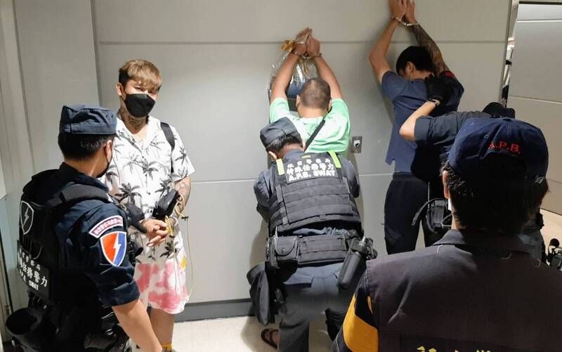 ▲16名從KK園區返台的國人，有3人為通緝犯，且疑似是人蛇集團共犯，遭警方帶回訊問。 （圖／翻攝畫面）