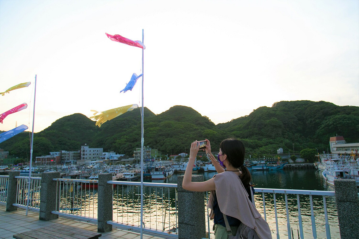 到深澳漁港欣賞海天一色的美景。